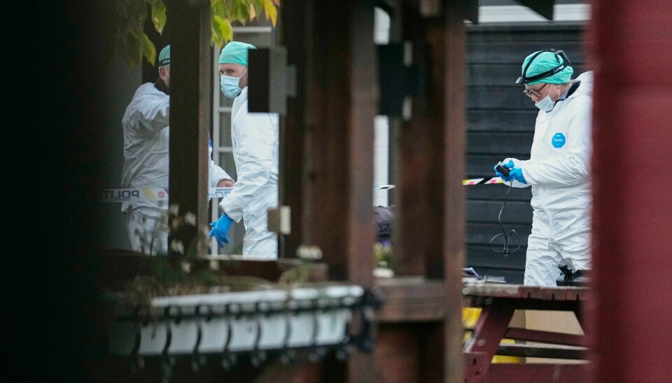 Politiet undersøker omstendighetene rundt funn av en livløs person utendørs på Gjettum i Bærum i september 2022. Nå er en kvinne dømt for drap. Politiet har siktet en kvinne for drap på en mann som ble funnet livløs utendørs på Gjettum i Bærum natt til torsdag. Foto: Javad Parsa / NTB
