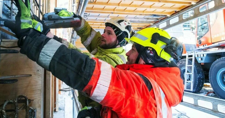 Betongarbeiderne Daniel Pellerud (t.v.) og Erik Kristian Paulsen jobber med forskaling, armering og støping på det som skal bli ny flerbrukshall på Grünerløkka i Oslo. Betongarbeiderne Daniel Pellerud (t.v.) og Erik Kristian Paulsen jobber med forskaling, armering og støping på det som skal bli ny flerbrukshall på Grünerløkka i Oslo.
