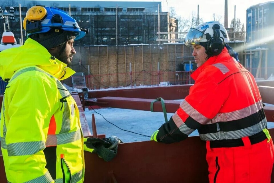 Prosjektleder fra Oslo Bygg, Senthalan Sellathurai (t.v.) og driftsleder Lars Vestli foran den røde fagbjelken på over 30 tonn. En spesialkran skal heise den på plass når vær og vind tillater det. Prosjektleder fra Oslo Bygg, Senthalan Sellathurai (t.v.) og driftsleder Lars Vestli foran den røde fagbjelken på over 30 tonn. En spesialkran skal heise den på plass når vær og vind tillater det.