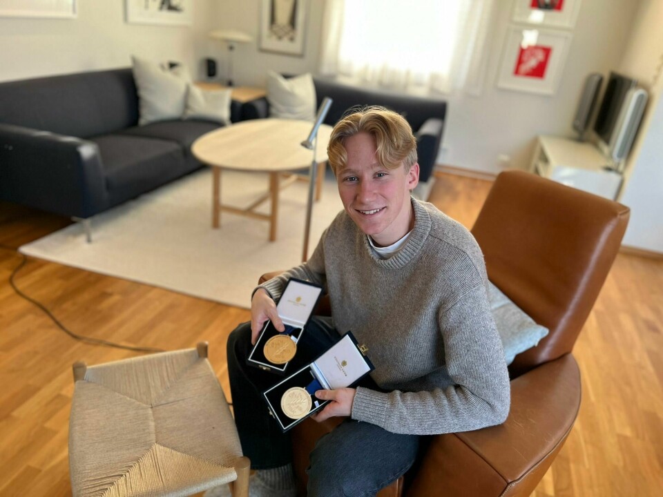 Peder Kongshaug viser stolt fram EM-gullene. Peder Kongshaug