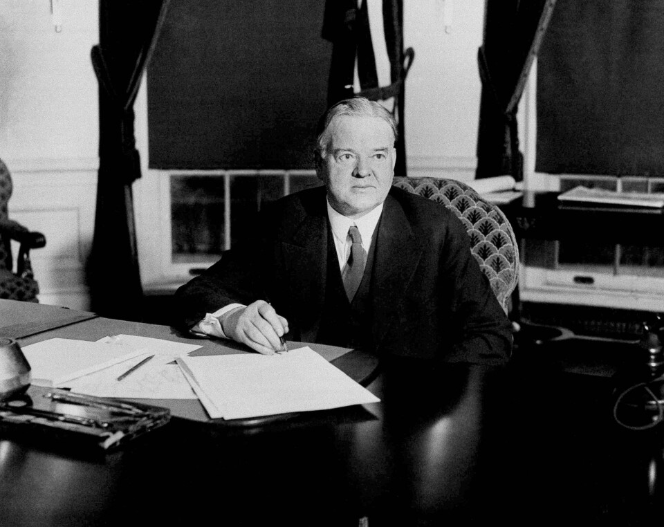 Republikaneren Herbert Hoover ble president i USA i 1929. Her avbildet i 1930. President Herbert Hoover signs the unemployment and drought relief bills providing a total of $161,000,000 for providing work for the jobless and seed fertilizer and, possibly, food for farmers of the drought area, Dec. 20, 1930. The unemployment bill creates an emergency fund of $116,000,000 to be expended on the construction of federal buildings, road and waterways. The $45,000,000 carried in the drought relief bill is for loans to farmers. (AP Photo)