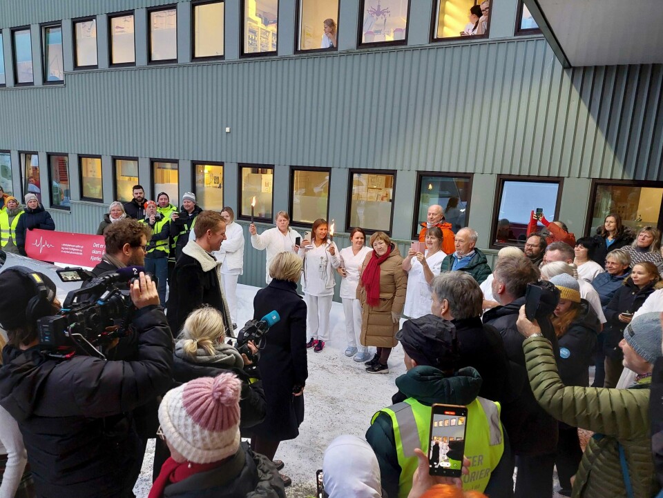 Helseminister Ingvild Kjerkol ble møtt av demonstranter med fakler da hun ankom Gravdal sykehus i Vestvågøy kommune i Lofoten. Hun får et endelig forslag til ny sykehusmodell på sitt bord i april. Helseminister Ingvild Kjerkol ble møtt av demonstranter med fakler da hun ankom Gravdal sykehus i Vestvågøy kommune i Lofoten. Foto: Gustav Fauskanger Pedersen / Avisa Lofoten / NTB