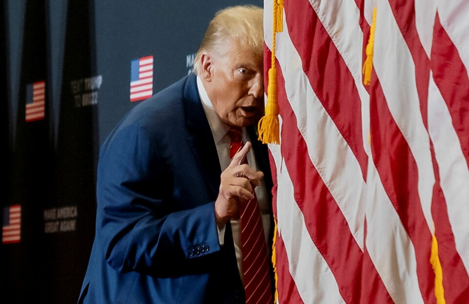 Donald Trump sier han ikke ønsker å få en Herbert Hoover-situasjon i fanget. Former U.S. President and Republican presidential candidate Donald Trump acts confused on stage as he impersonates U.S. President Joe Biden during a campaign event, in Clinton, Iowa, U.S., January 6, 2024. REUTERS/Cheney Orr
