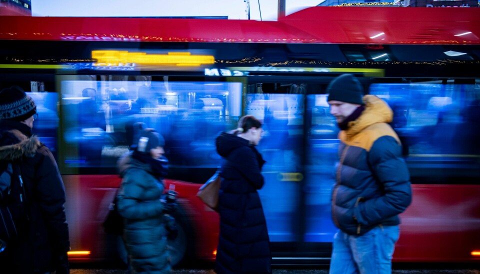 Flere busser er innstilt i Oslo tirsdag morgen. Rundt hundre bussavganger i Oslo er innstilt tirsdag morgen. Også mandag, da dette bildet ble tatt, skapte kulda problemer for busstrafikken i hovedstaden. Foto: Rodrigo Freitas / NTB