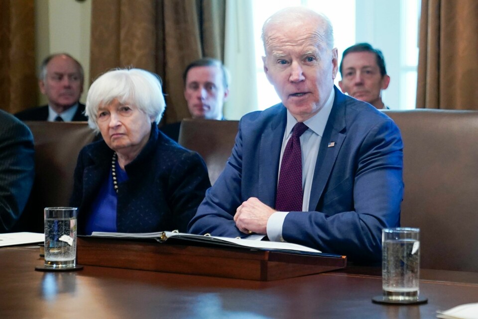 USAs finansminister Janet Yellen, her avbildet med president Joe Biden. President Joe Biden speaks during a cabinet meeting in the Cabinet Room of the White House, Thursday, March 3, 2022, in Washington, as Treasury Secretary Janet Yellen listens. (AP Photo/Patrick Semansky)