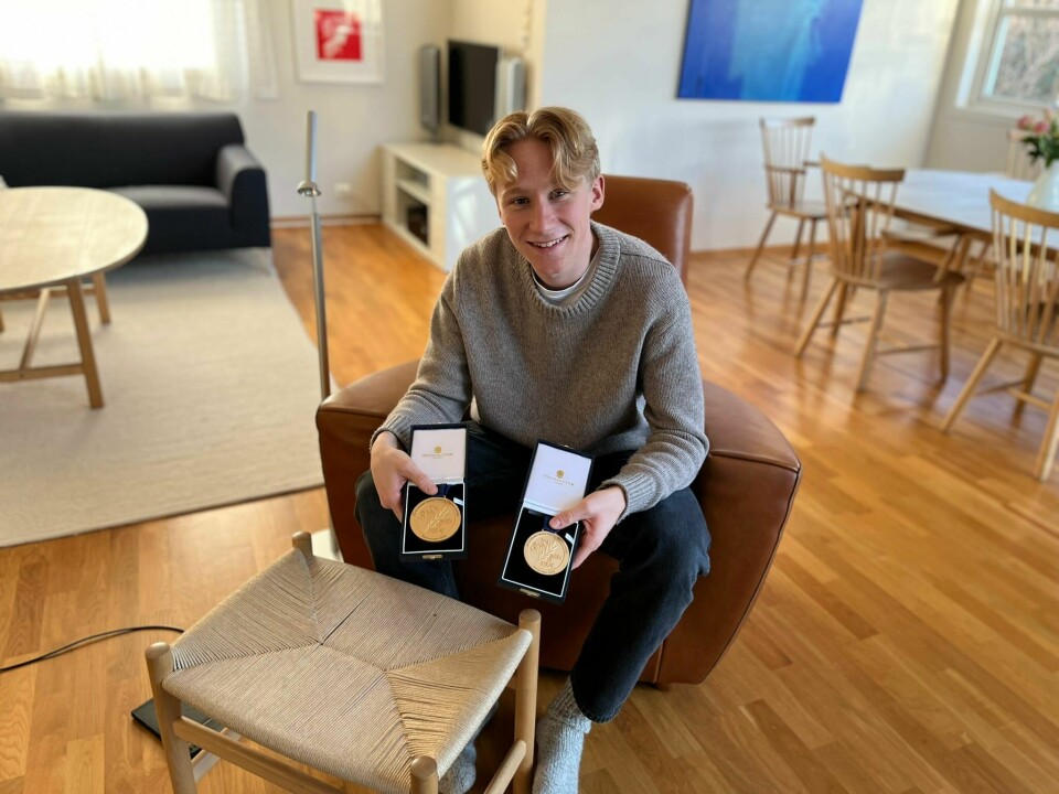 To EM-gull gjør seg pent i stuen på Eiganes for Peder Kongshaug. Peder Kongshaug