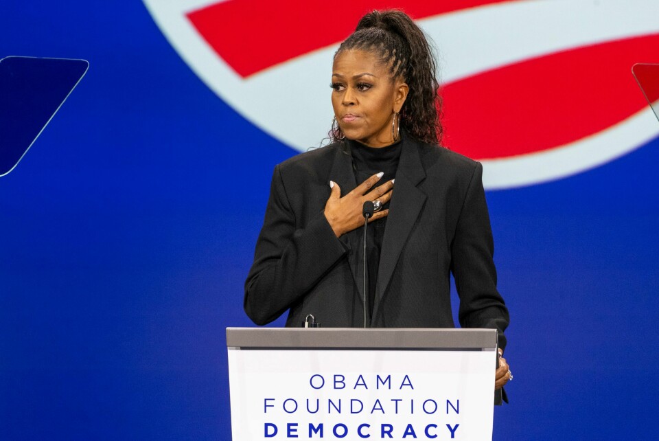 Etter at hun var førstedame har Michelle Obama blant annet lansert en egen podkast og opprettet et produksjonsselskap til TV og film. Her fra en tale i november 2023. Former first lady Michelle Obama speaks during the Obama Foundation Democracy Forum at McCormick Place, Friday, Nov. 3, 2023 in Chicago. (Tyler Pasciak LaRiviere/Chicago Sun-Times via AP)