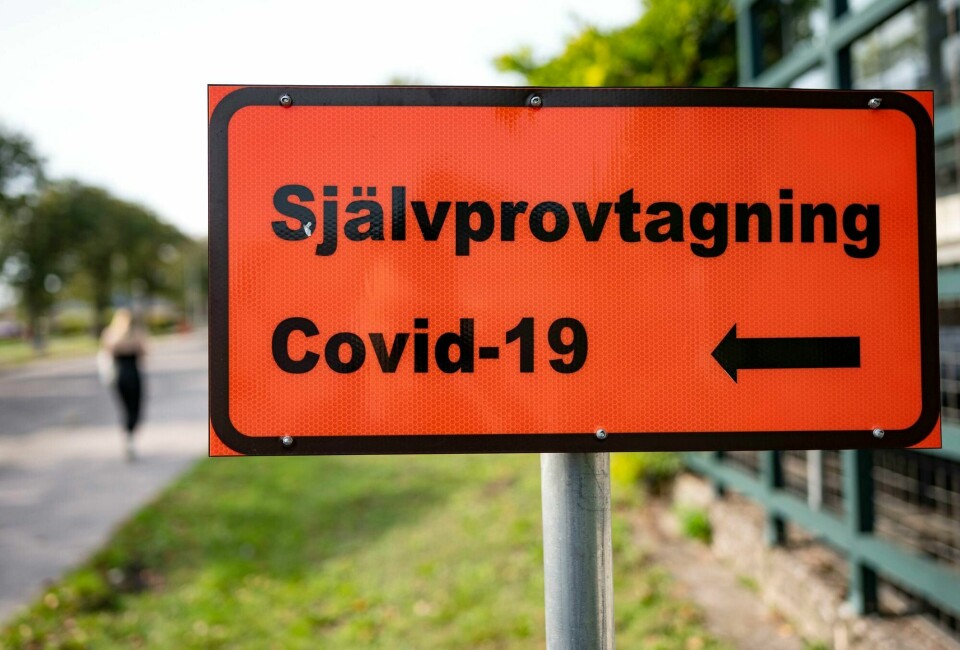 Illustrasjonsfoto. HALMSTAD, SVERIGE 20200915. Skylt visar vägen till självprovtagning för Covid-19 vid Hallands sjukhus i Halmstad.Foto: Johan Nilsson/TT / NTB