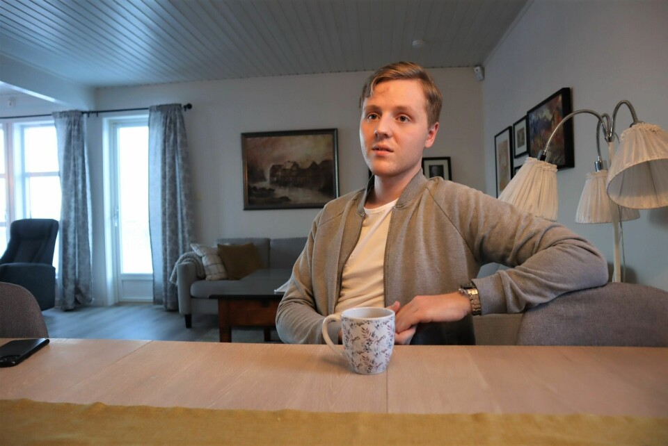 Einar Eriksen i Svolvær i Lofoten fikk akutt behov for hjelp da han mistet masse blod. På grunn av dårlig vær kom han seg ikke til Bodø, og ble holdt stabil fram til været lettet og ambulansen kunne fly han til Bodø for å få riktig behandling. – Det akutt-teamet som ventet på meg på Gravdal hadde mest sannsynlig ikke vært der om man hadde kuttet ned på beredskapen, sa Eriksen til Dagsavisen. Einar Eriksen, Svolvær.