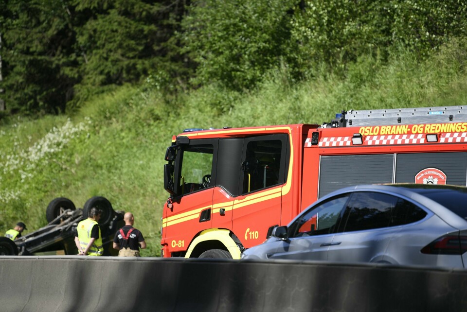 Sian-lederens bil lå på taket etter ulykken. Politiet gjør undersøkelser på E6 ved Mortensrud etter at Sian-lederen var involvert i en trafikkulykke. Foto: Annika Byrde / NTB