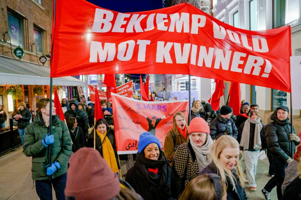 Regjeringen forsøker å framskynde en lovendring som vil gjøre det enklere å ta i bruk omvendt voldsalarm. Regjeringen forsøker å framskynde en lovendring som vil gjøre det enklere å ta i bruk omvendt voldsalarm.