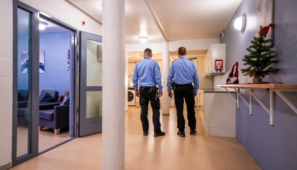 Cellen der Anders Behring Breivik soner sin forvaringsstraff i Ringerike fengsel. Bak lukkede dører og uten at Breivik selv deltok, gjennomførte Oslo tingrett befaring i celleområdet onsdag formiddag. Breiviks celleanlegg er fordelt på to etasjer. Her er kjøkkenet og gangen som ligger i 1. etasje. Anders Behring Breiviks søksmål mot staten skal behandles i januar. Rettssaken skal avvikles i Ringerike fengsel der Breivik for tiden soner forvaringsdommen for terrorangrepet i 2011. Breiviks celleanlegg er fordelt på to etasjer. Her er kjøkkenet og gangen som ligger i 1. etasje.Foto: Ole Berg-Rusten / NTB