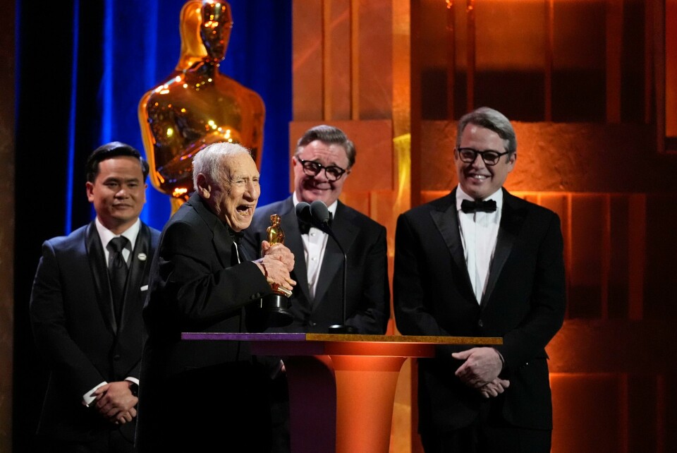 Den 97 år gamle filmlegenden Mel Brooks var i det spøkefulle hjørnet da han ga sin takketale i Dolby Ballroom i Los Angeles tirsdag kveld lokal tid. Den 97 år gamle filmlegenden Mel Brooks var i det spøkefulle hjørnet da han ga sin takketale i Dolby Ballroom i Los Angeles tirsdag kveld lokal tid. Foto: Chris Pizzello / AP / NTB
