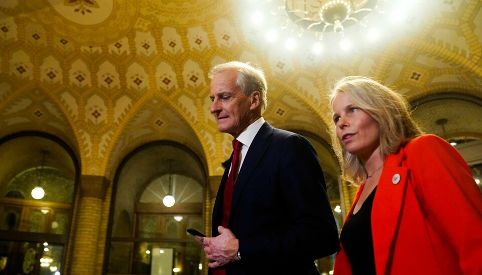 Ut og stjæle velgere. Jonas Gahr Støre (Ap) og Kirsti Bergstø (SV) på vei inn på Stortinget etter kommunevalget 2023. Bergstø vokser på Støres bekostning. .