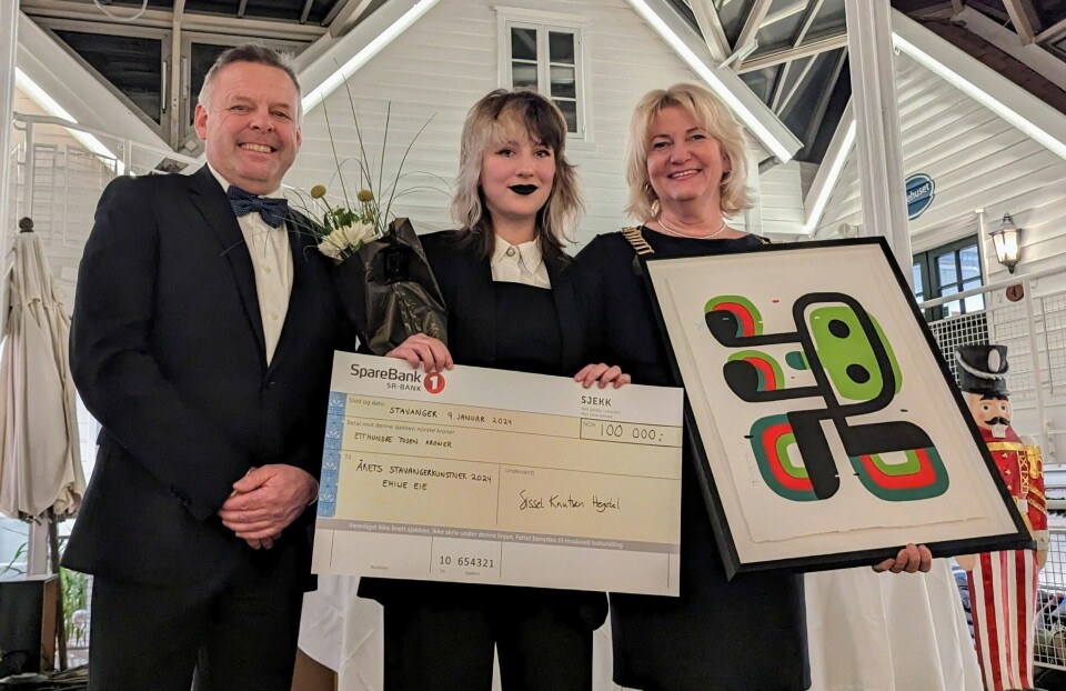 Årets stavangerkunstner Emilie Eie (i midten) med varaordfører Henrik Halleland og ordfører Sissel Knutsen Hegdal på henholdsvis venstre og høyre side. Årets stavangerkunstner Emilie Eie (i midten) med varaordfører Henrik Halleland og ordfører Sissel Knutsen Hegdal på henholdsvis venstre og høyre side.