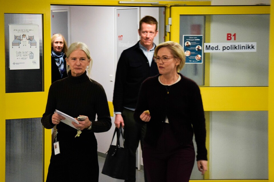 Helseminister Ingvild Kjerkol under besøket besøk på Gravdal sykehus i Vestvågøy kommune i Lofoten Helseminister Ingvild Kjerkol snakket med både fagfolk og lokale innbyggere da hun besøkte Gravdal sykehus i Vestvågøy kommune i Lofoten. Foto: Gustav Fauskanger Pedersen / Avisa Lofoten / NTB