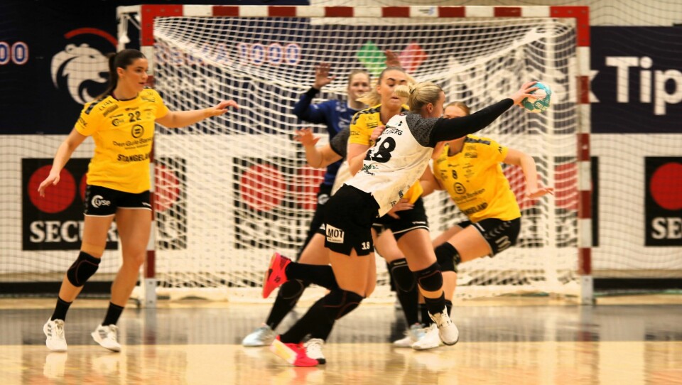 Kristina Sirum Novak, Martha Barka, Martine Wolff og resten av Sola forsvarte seg godt mot Fredrikstad. Sola Håndball - Fredrikstad i Rema 1000-ligaen