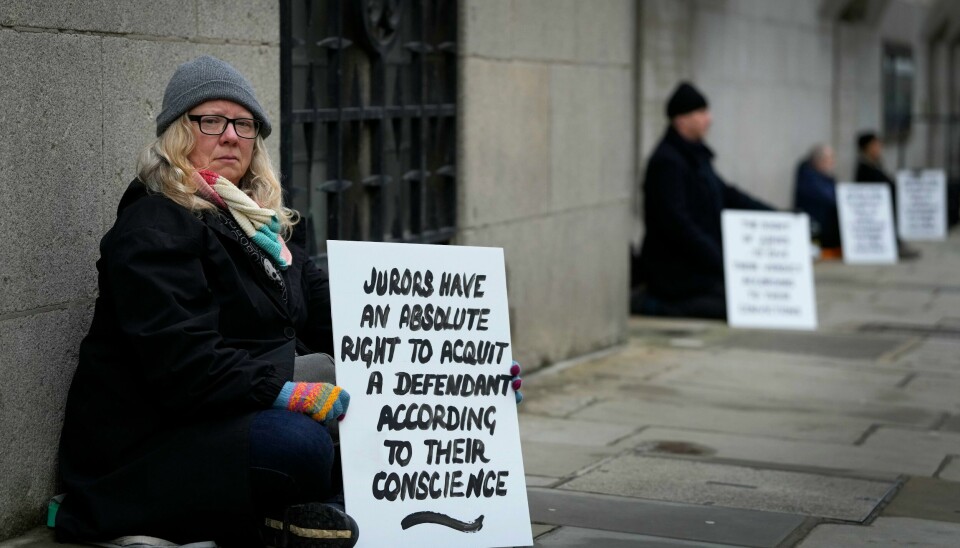 Demonstranter med plakater utenfor domstolen The Old Bailey i London 4. desember. Demonstranter med plakater utenfor domstolen The Old Bailey i London 4. desember. Foto: Kirsty Wigglesworth / AP / NTB