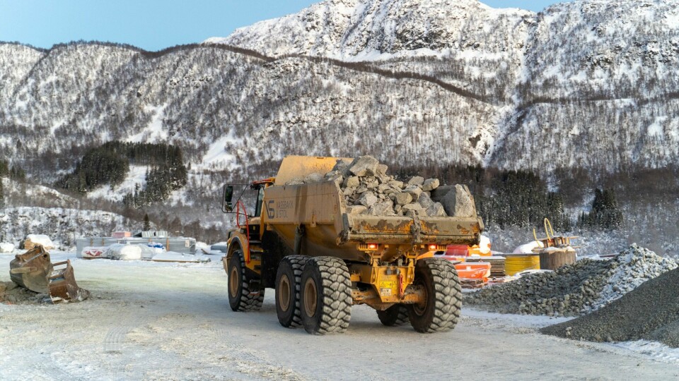 Karmøy-baserte Vassbakk & Stol tar oppdrag over hele landet. Bildet er fra Hålogalandsvegen, som er et gigaprosjekt på E10 i Nordland. Totalt skal det bygges 22 broer og 7 tunneler, og veien er en svært viktig del av forbindelsen mellom Lofoten, Vesterålen, Evenes lufthavn og E6. Karmøy-baserte Vassbakk & Stol tar oppdrag over hele landet. Bildet er fra Hålogalandsvegen, som er et gigaprosjekt på E10 i Nordland. Totalt skal det bygges 22 broer og 7 tunneler, og veien er en svært viktig del av forbindelsen mellom Lofoten, Vesterålen, Evenes lufthavn og E6.