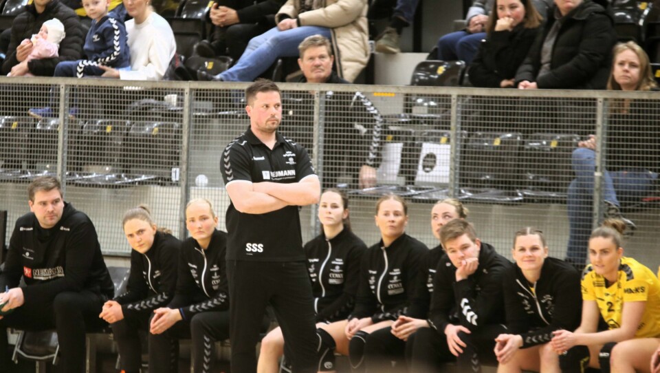Sola-trener Steffen Stegavik på sidelinjen. Sola Håndball - Fredrikstad i Rema 1000-ligaen