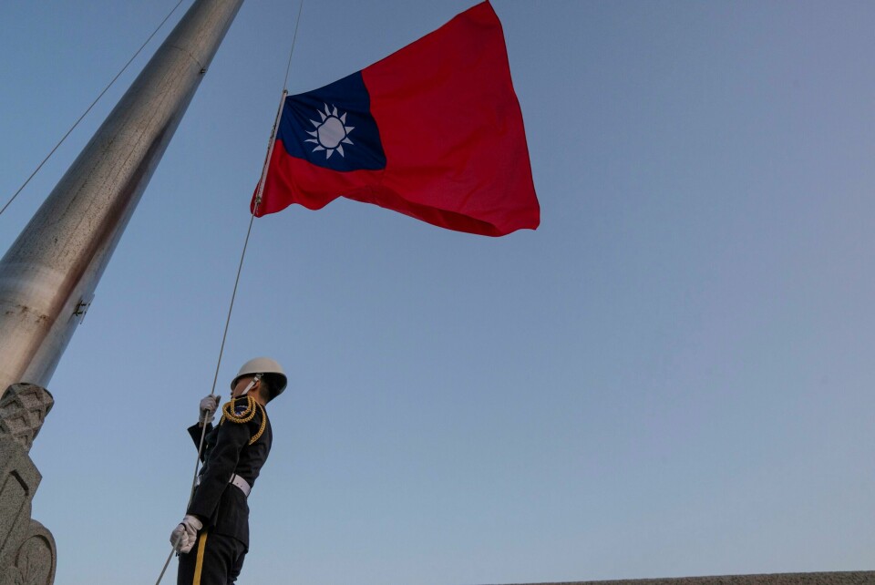 En gardist senker flagget i en seremoni i Taiwan. Lørdag er det valg på øya. En gardist senker flagget i en seremoni i Taiwan. Lørdag er det valg på øya. Foto: Louise Delmotte / AP / NTB