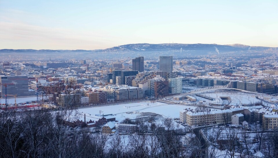 Både antall innlagte med covid-19 og med influensa har gått ned etter nyttår. Frostrøyken ligger over Oslo. Da er det livsviktig å ha et sted å sove om natta. Foto: Beate Oma Dahle / NTB