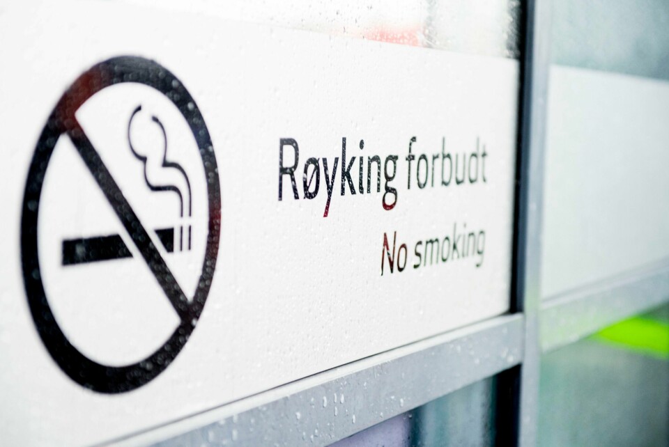 Tobakksskadeloven slår fast at lufta i møterom, arbeidslokaler og serveringslokaler skal være røykfri, og at ulike instanser skal føre tilsyn med at regelverket overholdes. Tobakksskadeloven slår fast at lufta i møterom, arbeidslokaler og serveringslokaler skal være røykfri, og at ulike instanser skal føre tilsyn med at regelverket overholdes.