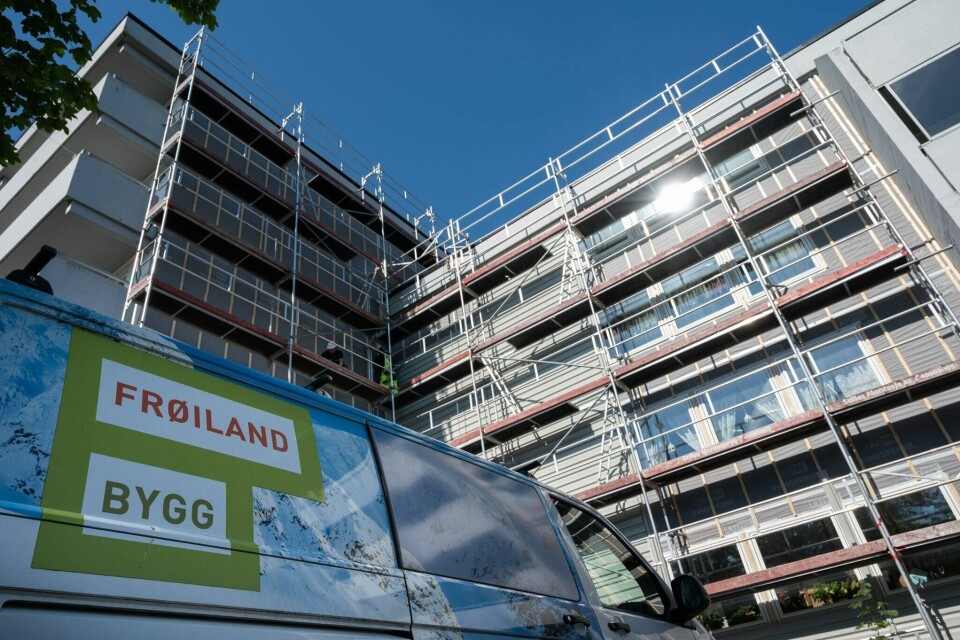 Frøiland Bygg har flere oppdrag enn før, men noe er likevel annerledes. Frøiland Bygg søker etter flere tømrere, og de flere oppdrag enn før, men noe er likevel annerledes