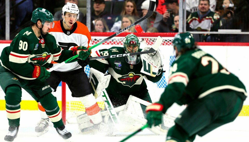 Minnesota Wild – i grønne drakter – tapte fredagens NHL-oppgjør mot Philadelphia Flyers. Kampen ble avgjort etter spilleforlengelse Minnesota Wild – i grønne drakter – tapte fredagens NHL-oppgjør mot Philadelphia Flyers. Kampen ble avgjort etter spilleforlengelse. Foto: Adam Bettcher / AP / NTB