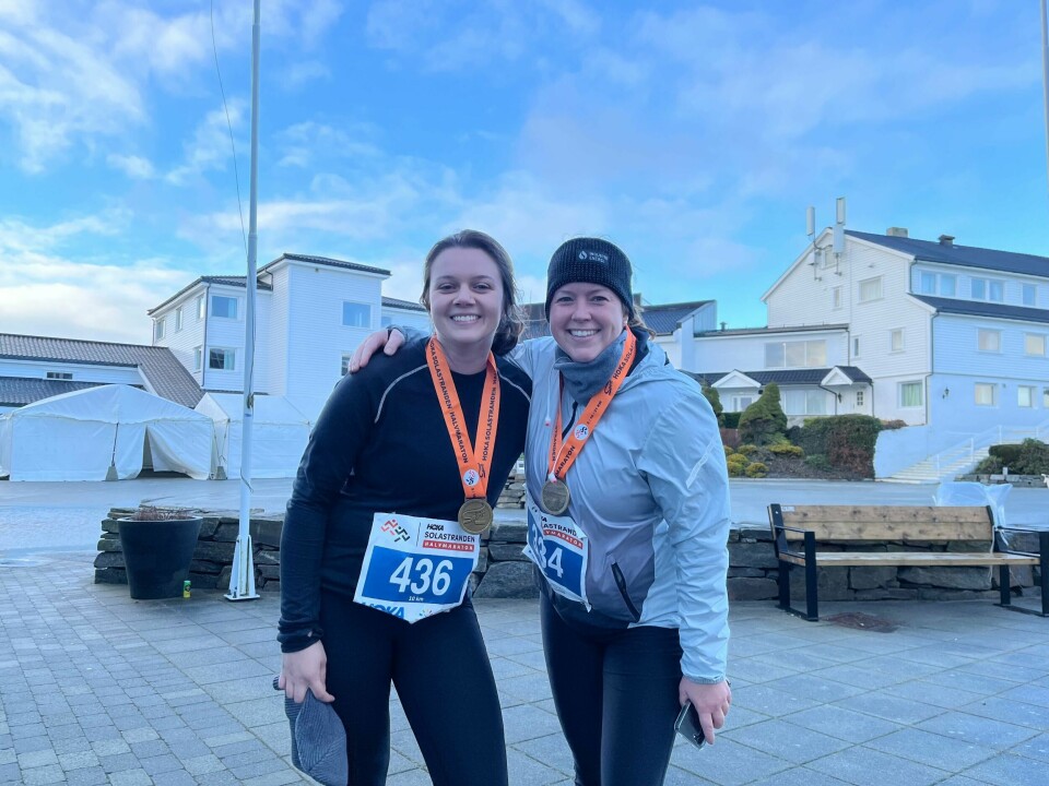 Kollegaene Sarah Cornehl og Tanja Kristine Lüngen har trent hver for seg, men gjennomførte ti-kilometer-løpet på Solastranden Halvmaraton sammen. Kollegaene Sarah Cornehl og Tanja Kristine Lüngen har trent hver for seg, men gjennomførte ti-kilometer-løpet på Solastranden Halvmaraton sammen.