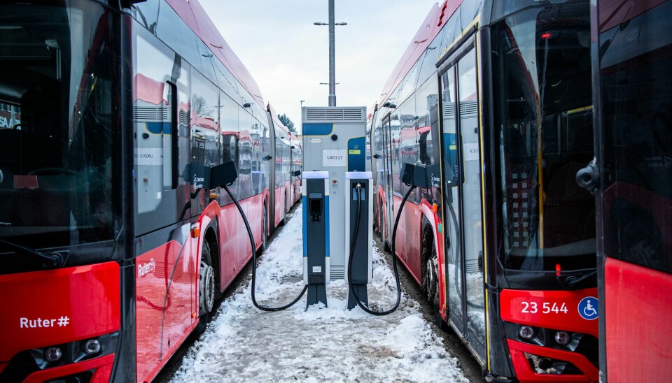 Lave temperaturer har skapt store utfordringer for elektriske busser. Her lader busser på Strømsveien ved Alnabru. Lave temperaturer har skapt store utfordringer for elektriske busser. Her lader busser på Strømsveien ved Alnabru. Foto: Rodrigo Freitas / NTB