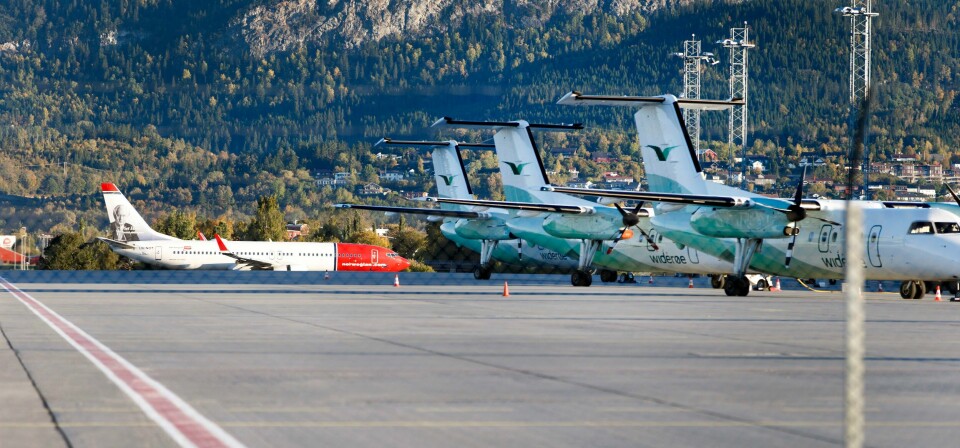 Norwegian har kjøpt Widerøe for 1,1 milliarder kroner. Bildet viser fly fra Norwegian og Widerøe på bakken. Norwegian har kjøpt Widerøe for 1,1 milliarder kroner. Foto: Gorm Kallestad / NTB