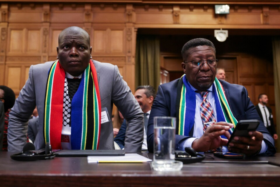 Sør-Afrikas justisminister Ronald Lamola og landets ambassadør til Nederland Vusimuzi Madonsela på plass i domstolen i Haag. Sør-Afrikas justisminister Lamola og landets ambassadør til Nederland Vusimuzi Madonsela på plass i domstolen i Haag.