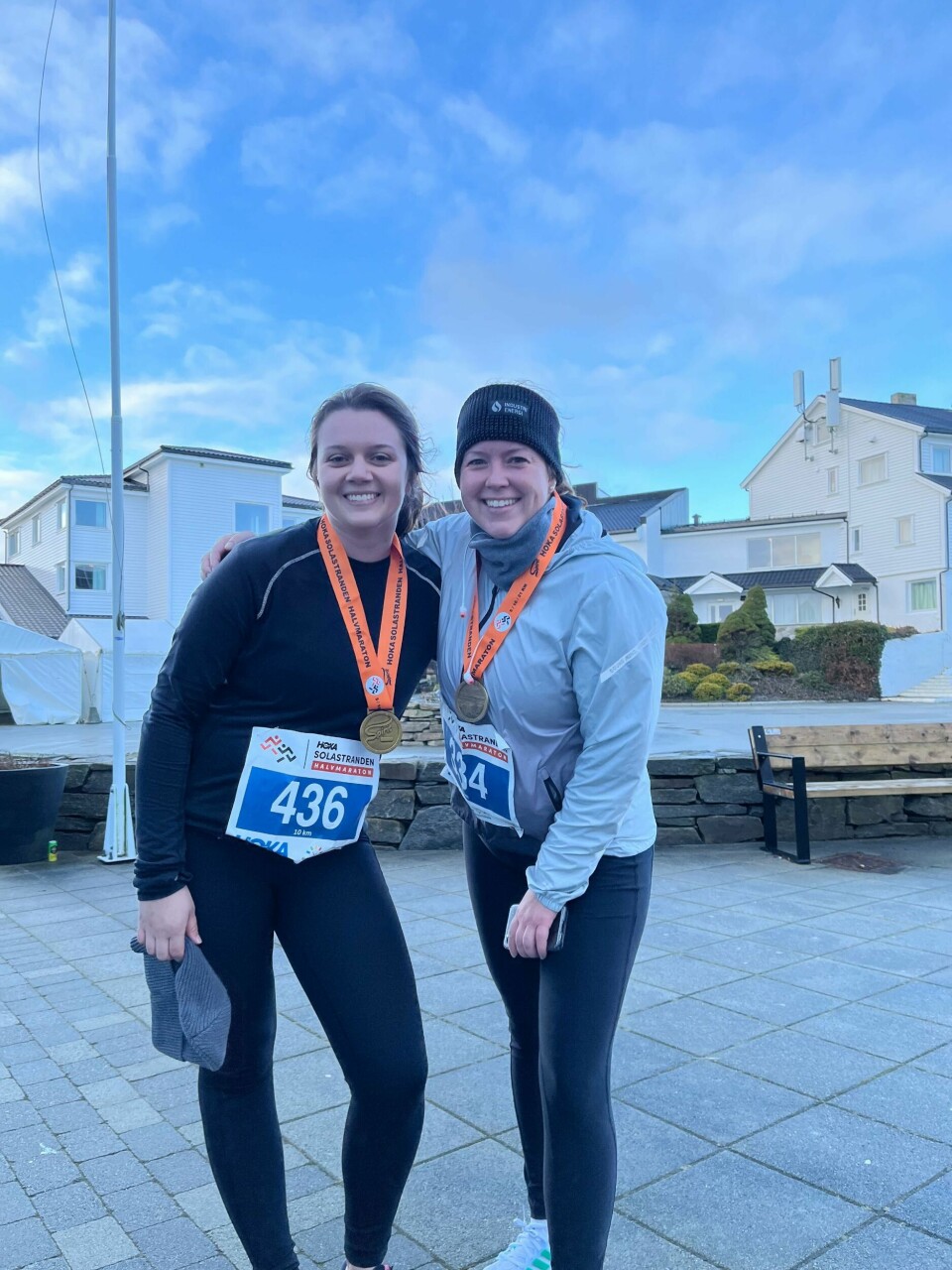 Kollegaene Sarah Cornehl og Tanja Kristine Lüngen har trent hver for seg, men gjennomførte ti-kilometer-løpet på Solastranden Halvmaraton sammen. Kollegaene Sarah Cornehl og Tanja Kristine Lüngen har trent hver for seg, men gjennomførte ti-kilometer-løpet på Solastranden Halvmaraton sammen.