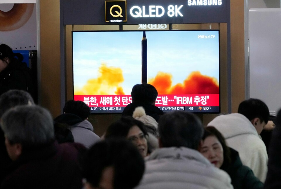 Nord-Korea bekrefter at landet gjennomførte en ny oppskyting søndag. På en metrostasjon i Seoul ble det vist bilder fra en tidligere rakettoppskyting. Nord-Korea bekrefter at landet gjennomførte en ny oppskyting søndag. På en metrostasjon i Seoul ble det vist bilder fra en tidligere rakettoppskyting. Foto: Ahn Young-joon / AP / NTB