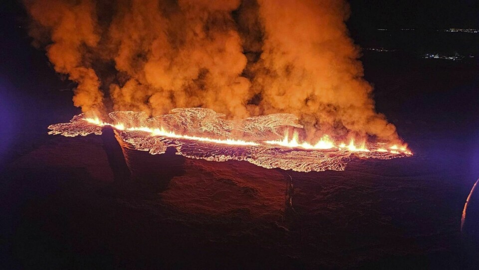 Islands meteorologiske kontor sier at utbruddet søndag kom etter en sverm av jordskjelv nær byen Grindavik. Den islandske byen Grindavik er rammet av et nytt jordskjelv, og lava har nådd fram til byen. Foto: Islands sivilforsvar via AP / NTB.