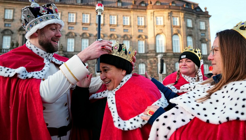 I kongelig drakt René Jensen, Charlotte Moeller, Karina Achton og Maria Falk på Christiansborg Slottsplass før proklamasjonen på Christiansborg Slottsplass i København. Danskere i kongekåper i København.