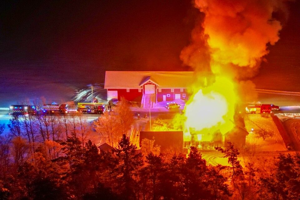 Brannmannskaper har forsøkt å ta seg i eneboligen, men uten hell. Brannmannskaper har forsøkt å ta seg i eneboligen, men uten hell. Foto: Andreas Utberg / Utrykningsnytt / NTB