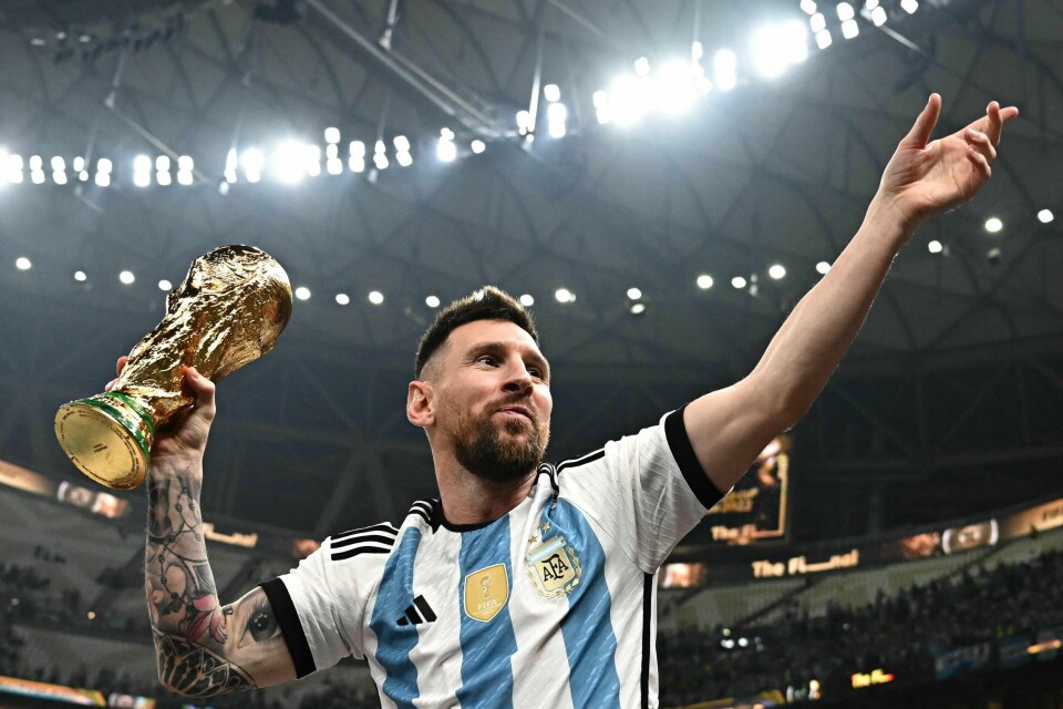 Lionel Messi med VM-trofeet. I 2030 skal det ut på en lang reise. Lionel Messi med VM-trofeet. I 2030 skal det ut på en lang reise.