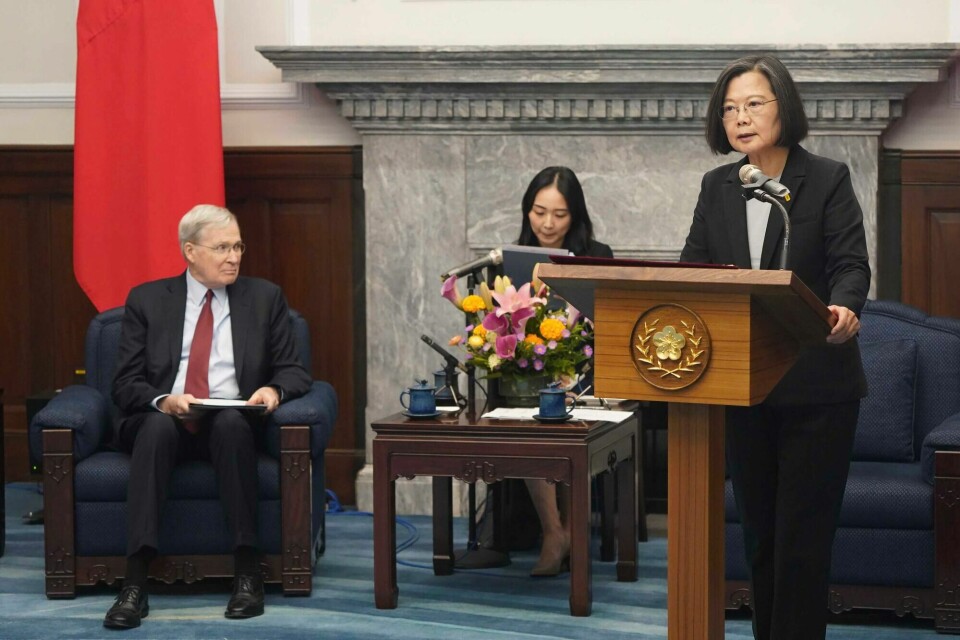 USAs tidligere nasjonale sikkerhetsrådgiver Stephen Hadley (til venstre) ser på mens Taiwans avtroppende president Tsai Ing-wen taler i Taipei mandag. USAs tidligere nasjonale sikkerhetsrådgiver Stephen Hadley (til venstre) ser på mens Taiwans avtroppende president Tsai Ing-wen taler i Taipei mandag.