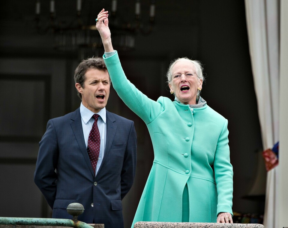 Dronning Margrethe, her sammen med kronprins Frederik under feiringen av hennes 77-årsdag i 2017, abdiserer på dagen 52 år etter at hun overtok tronen fra sin far kong Frederik IX i 1972. Søndag kl. 14 blir kong Frederik X Danmarks statsoverhode. Arkivfoto Dronning Margrethe, her sammen med kronprins Frederik under feiringen av hennes 77-årsdag i 2017, abdiserer på dagen 52 år etter at hun overtok tronen fra sin far kong Frederik IX i 1972. Søndag kl. 14 blir kong Frederik X Danmarks statsoverhode. Arkivfoto: Henning Bagger / Ritzau Scanpix / NTB