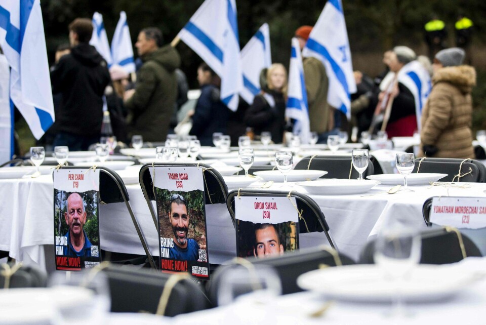 Pro-israelske demonstranter på plass utenfor domstolen i Haag. De har med seg israleske flagg og har hengt opp bilder av gisler som er antatt å holdes av Hamas. Pro-israelske demonstranter på plass utenfor domstolen i Haag. De har med seg israleske flagg og har hengt opp bilder av gisler som er antatt å holdes av Hamas.