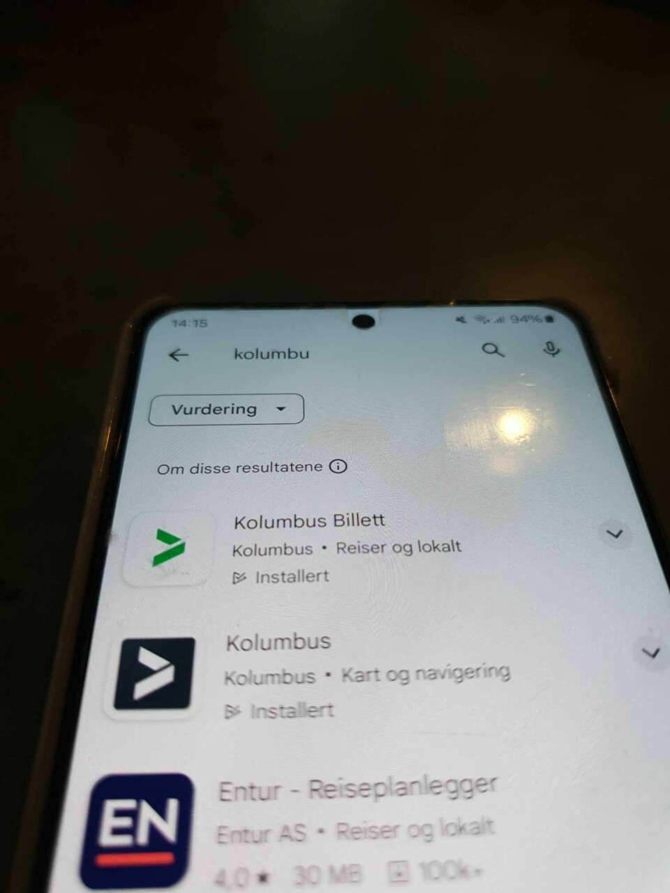 Den øverste og hvite Kolmbus-appen fungerer med det gamle billettsystemet, og den nedenfor (mørk app) bruker det nye billettsystemet. Den øverste og hvite Kolmbus-appen fungerer med det gamle billettsystemet, og den nedenfor (mørk app) bruker det nye billettsystemet.