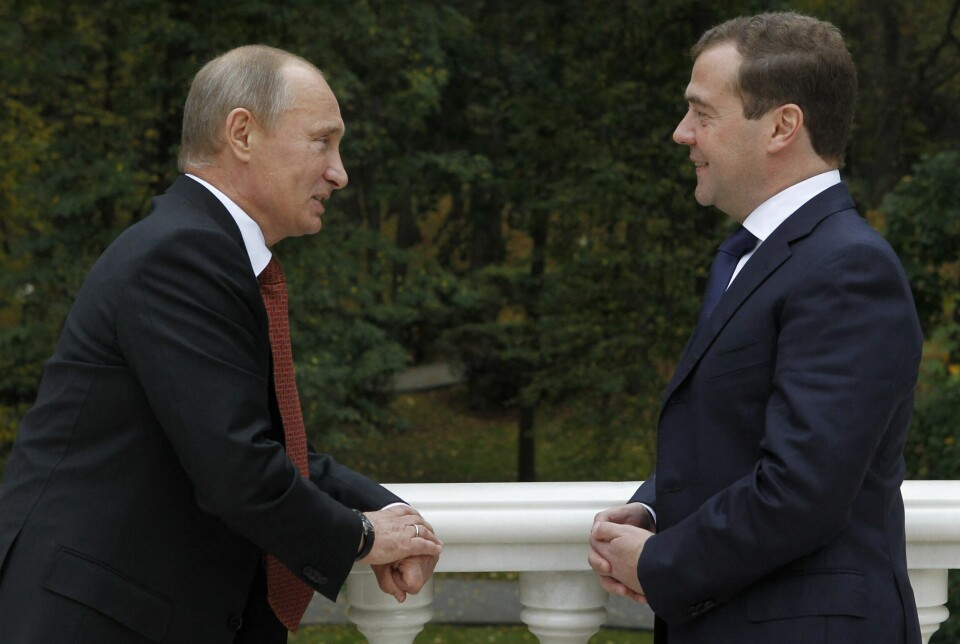 Dmitrij Medvedev (t.h.) var president i perioden da Vladimir Putin (t.v.) var Russlands statsminister. (FILES) Russia's President Vladimir Putin (L) and Prime Minister Dmitry Medvedev meet in Putin's Novo-Ogaryovo residence outside Moscow, on September 27, 2012. President Vladimir Putin said on December 8, 2023 he will run for re-election in 2024, Russian news agencies reported, allowing the Kremlin leader to extend his decades-long grip on power into the 2030s. The 71-year-old has led Russia since the turn of the century, winning four presidential ballots and briefly serving as prime minister in a system where opposition has become virtually non-existent. (Photo by DMITRY ASTAKHOV / RIA-NOVOSTI / AFP)