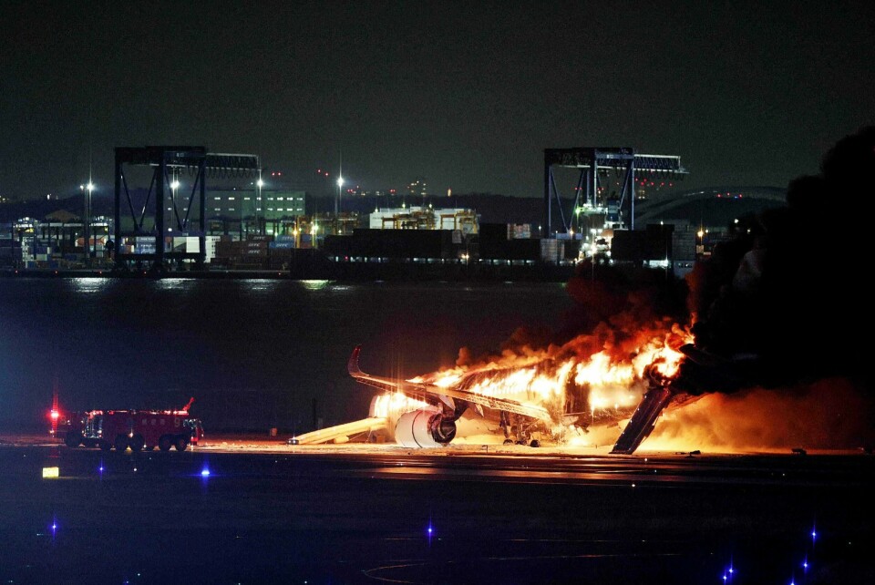 Et passasjerfly begynte å brenne etter at det kolliderte med et annet fly på Tokyo internasjonale lufthavn 2. januar. Dette er hva LO og organisasjonens medlemmer frykter skal skje i Norge, hvor brannpersonellet ved landets flyplasser mangler røykdykkerkompetanse på linje med ordinære brannkonstabler. This photo provided by Jiji Press shows a Japan Airlines plane on fire on a runway of Tokyo's Haneda Airport on January 2, 2024. A Japan Airlines plane was in flames on the runway of Tokyo's Haneda Airport on January 2 after apparently colliding with a coast guard aircraft, television reports said. (Photo by JIJI PRESS / AFP) / Japan OUT