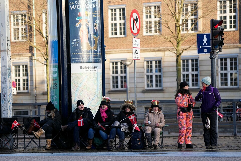 Medlemmer av publikum sitter i campingstoler på Christiansborg Slottsplass i forkant av abdiseringen. Folk med kroner i campingsstoler.