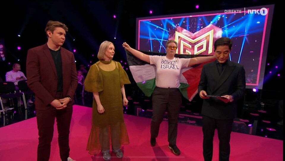 Mot slutten av den første delfinalen i Melodi Grand Prix lørdag forsøkte en demonstrant å avbryte det direktesendte TV-programmet. Mot slutten av den første delfinalen i Melodi Grand Prix lørdag forsøkte en demonstrant å avbryte det direktesendte TV-programmet. Foto: Skjermdump NRK / NTB