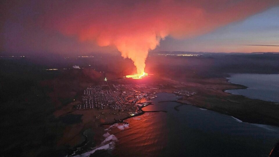Lava renner like utenfor den lille byen Grindavik sørvest i landet. Lava renner like utenfor den lille byen Grindavik sørvest i landet. Foto: Almannavarnadeild ríkislögreglustjóra / NTB
