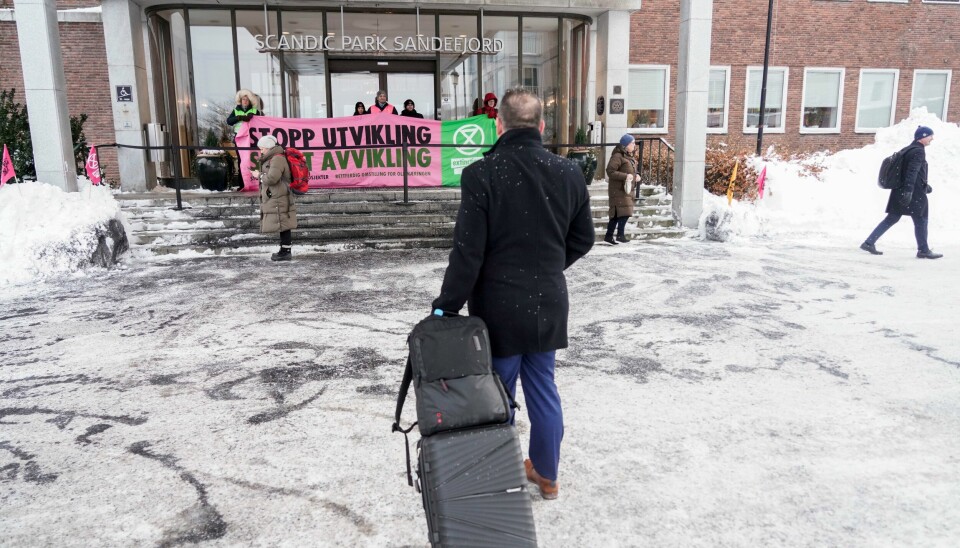 Aktivister fra Extinction Rebellion demonstrerer under Olje- og energipolitisk seminar i Sandefjord, der energiminister Terje Aasland blant annet skal tildele nye oljelisenser. Aktivister fra Extinction Rebellion demonstrerer under Olje- og energipolitisk seminar i Sandefjord, der energiminister Terje Aasland blant annet skal tildele nye oljelisenser.Foto: Heiko Junge / NTB