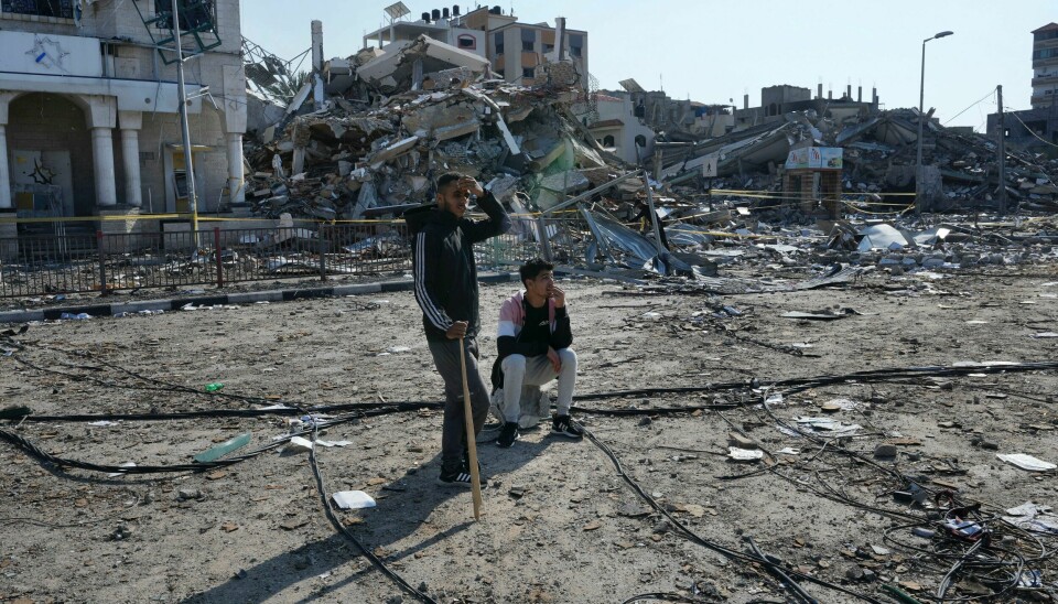 Palestinere foran bygninger ødelagt i israelske angrep i flyktningleiren Nuseirat på Gazastripen. Palestinere foran bygninger ødelagt i israelske angrep i flyktningleiren Nuseirat på Gazastripen. Foto: Adel Hana / AP / NTB